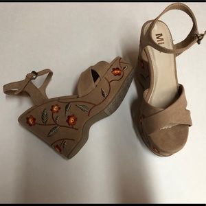 Mia NWOT Embroidered Wedges